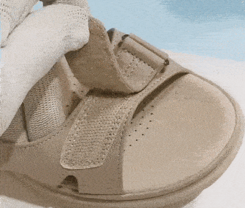Pohodlné ortopedické sandále – ergonomická opora klenby, nastaviteľná šírka, zdôrazňujú postavu nôh.